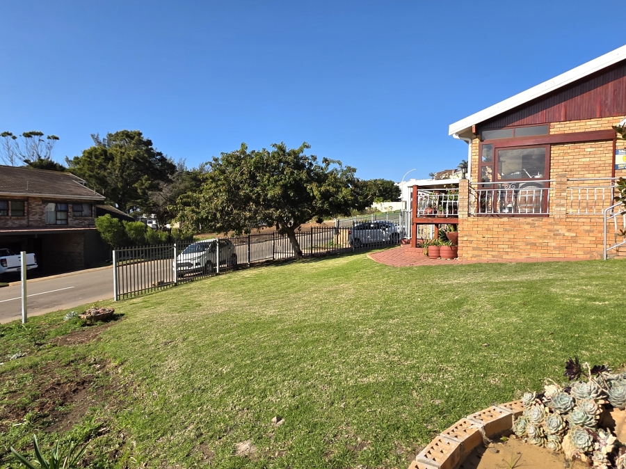 4 Bedroom Property for Sale in Wavecrest Eastern Cape